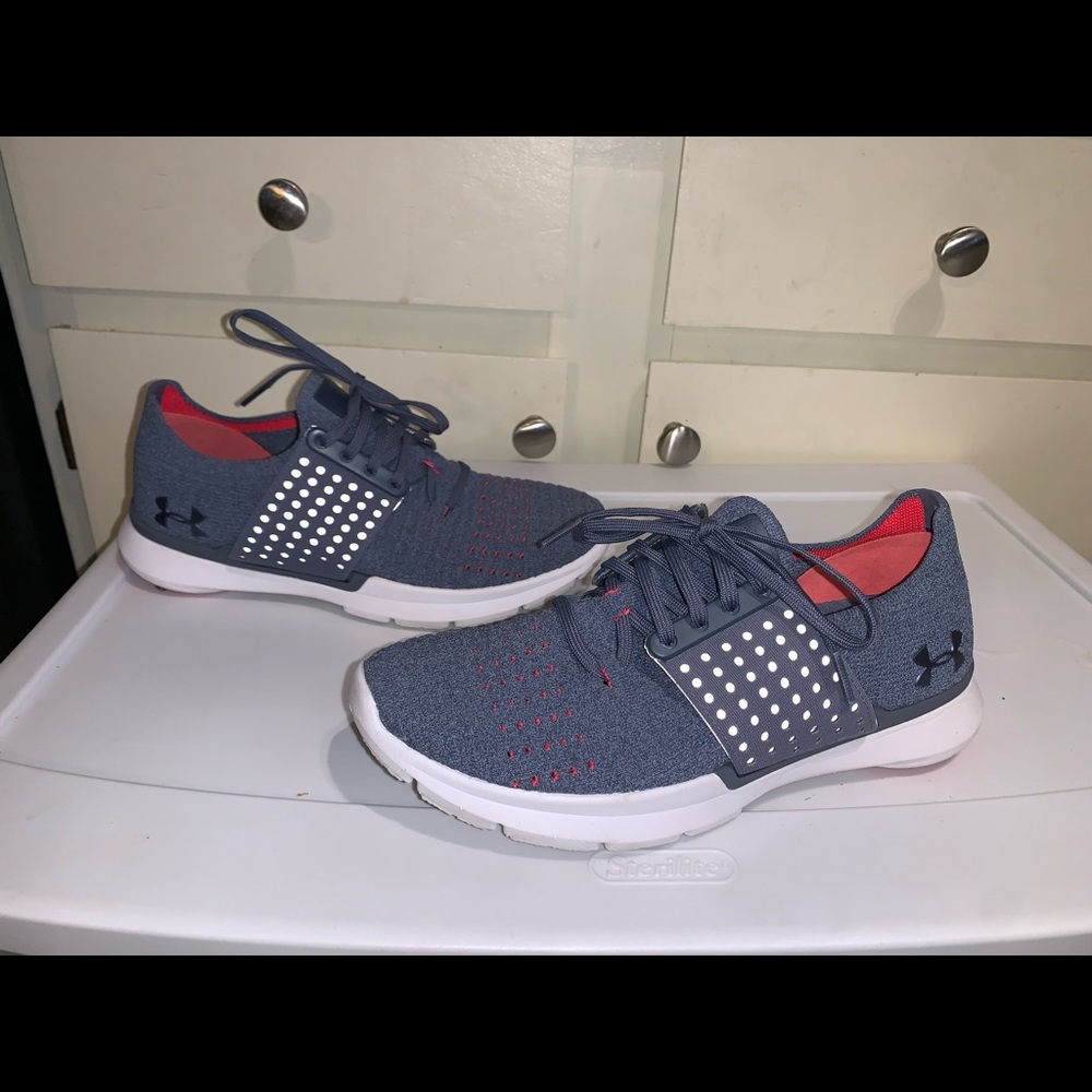 Women’s sz 7.5 Under Armour Sneakers